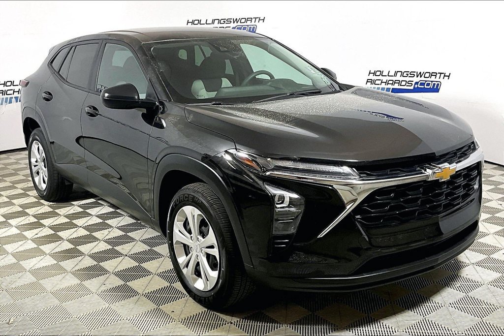 Used 2025 Chevrolet Trax LS FWD image 3