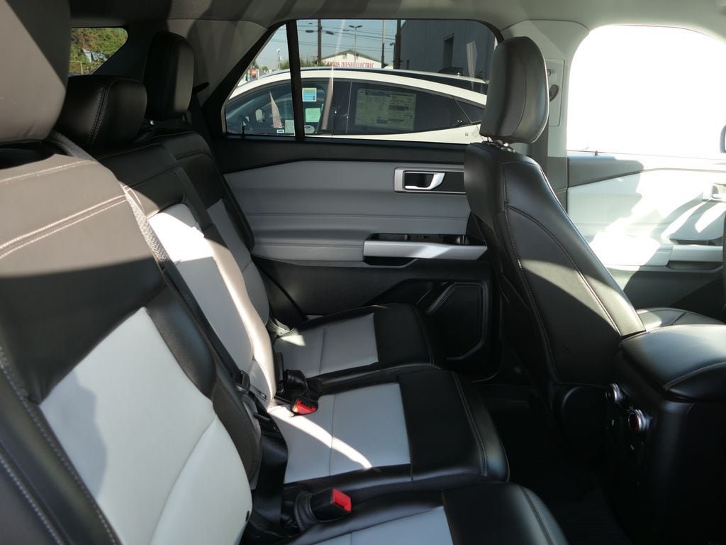 Certified 2024 Ford Explorer XLT w/ Equipment Group 202A RWD image 27
