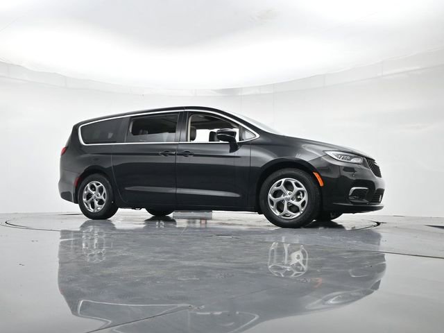 Used 2024 Chrysler Pacifica Limited image 34