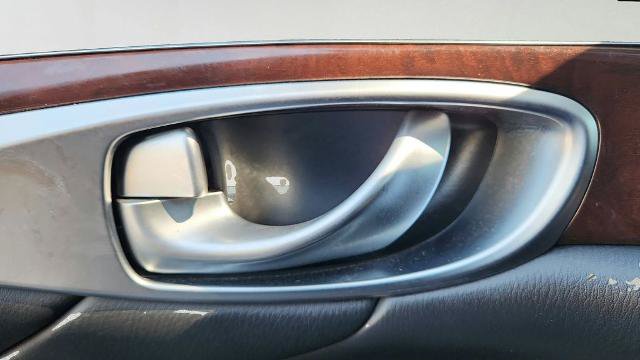 Used 2017 INFINITI Q70 L 3.7 RWD image 22