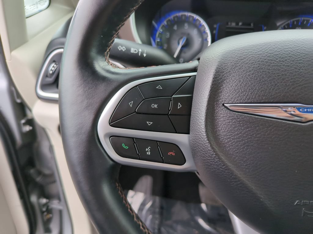 Used 2018 Chrysler Pacifica Touring-L FWD image 31