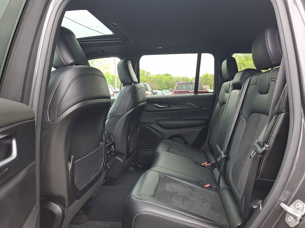 Used 2025 Jeep Grand Cherokee Altitude AWD/4WD image 11