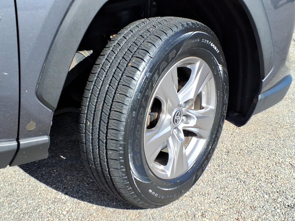 Used 2023 Toyota RAV4 XLE AWD/4WD image 9
