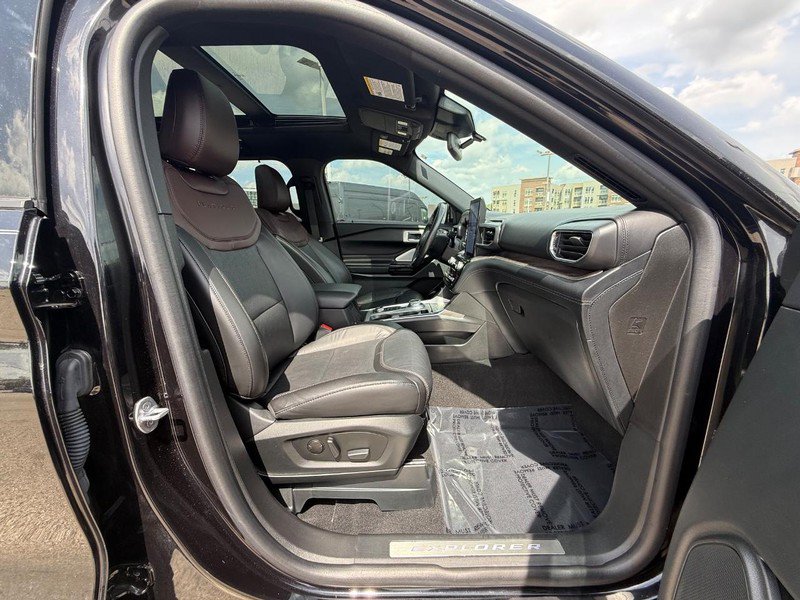 Certified 2023 Ford Explorer Platinum w/ Technology Package AWD/4WD image 14