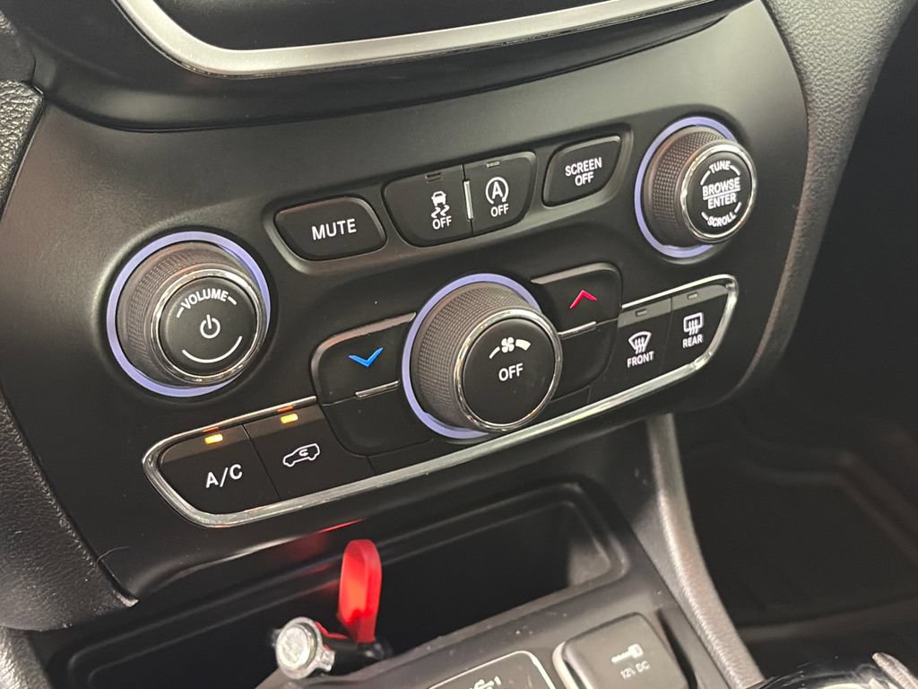 Used 2019 Jeep Cherokee Latitude Plus AWD/4WD image 21