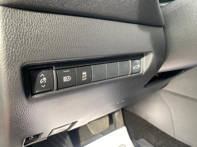 Used 2023 Toyota Venza Nightshade image 17