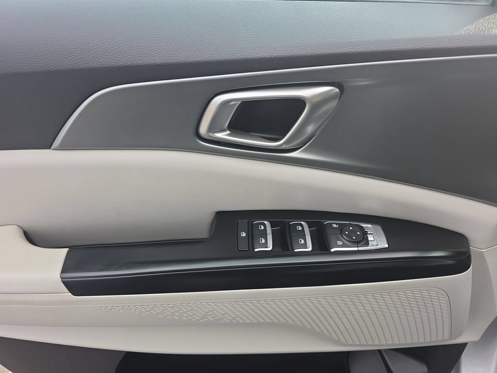 Used 2023 Kia Carnival LX FWD image 14