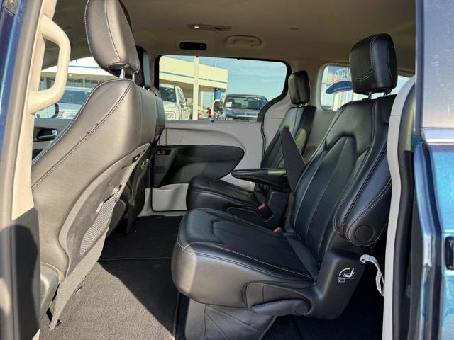 Used 2024 Chrysler Pacifica Touring-L FWD image 11