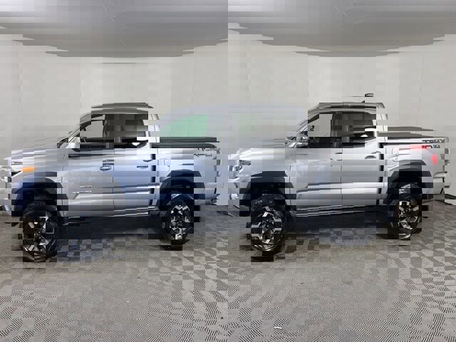 Used 2020 Toyota Tacoma TRD Off-Road image 2