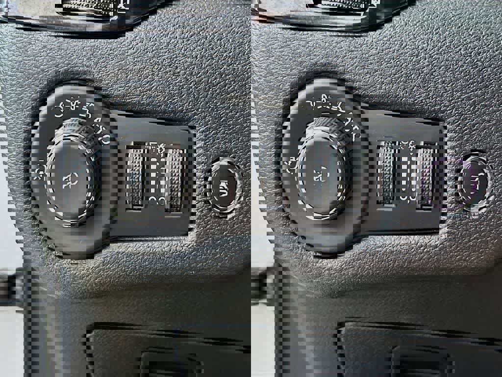 Used 2023 Jeep Cherokee Altitude Lux image 27