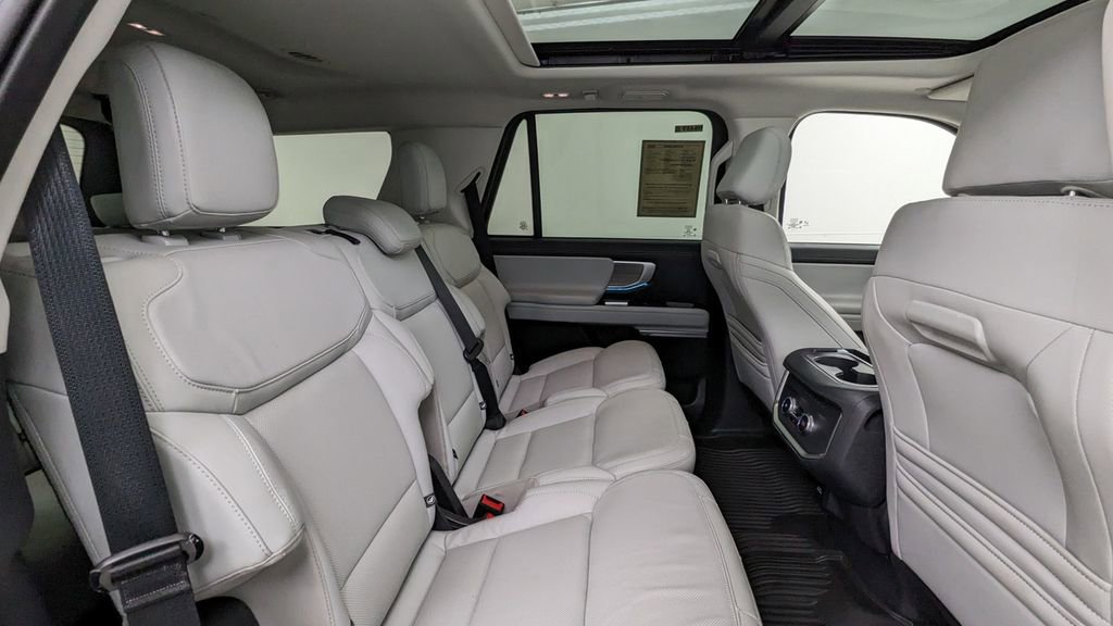 Certified 2025 Ford Expedition Platinum image 40