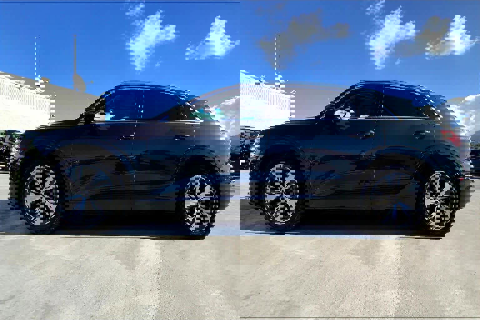 Used 2024 Audi Q8 e-tron Premium Plus w/ Premium Plus Package image 5