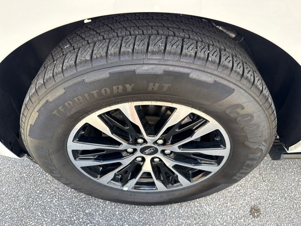 Certified 2025 Ford Expedition Max Platinum image 13