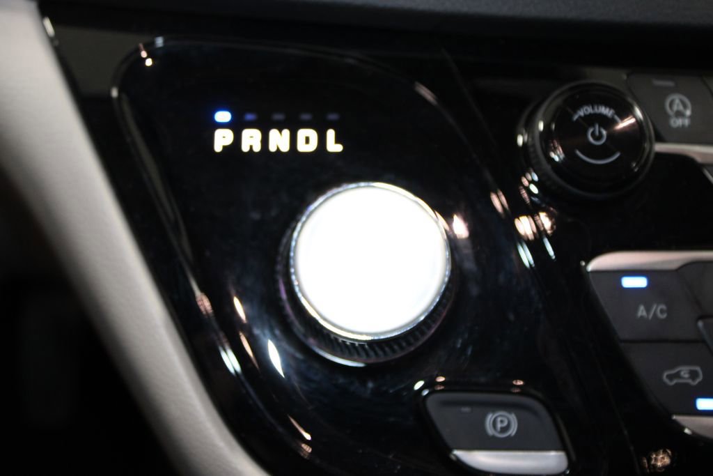 Used 2024 Chrysler Pacifica Touring-L image 46