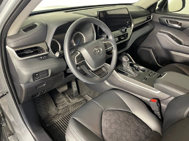 Used 2024 Toyota Highlander XLE AWD/4WD image 3