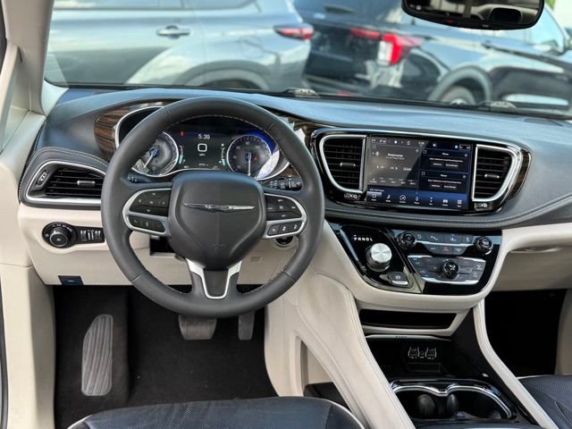 Used 2023 Chrysler Pacifica Limited FWD image 5