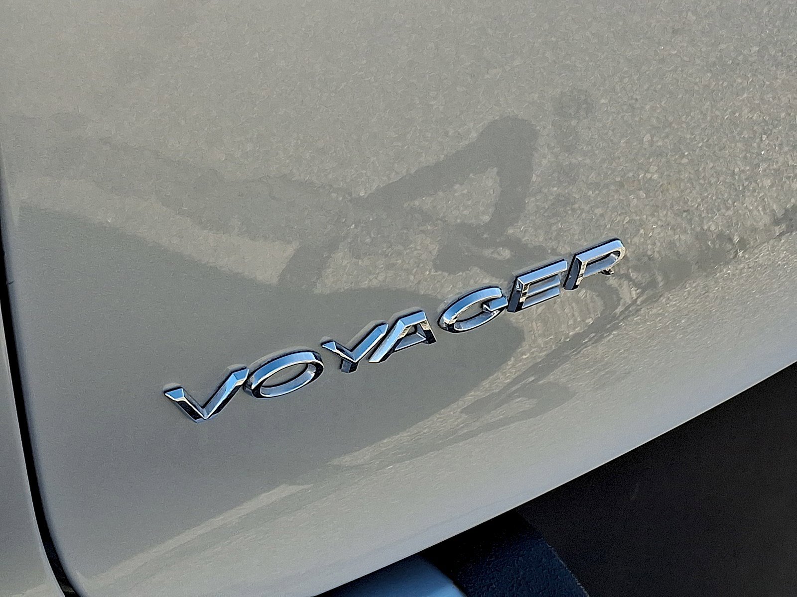 Used 2022 Chrysler Voyager LX image 30