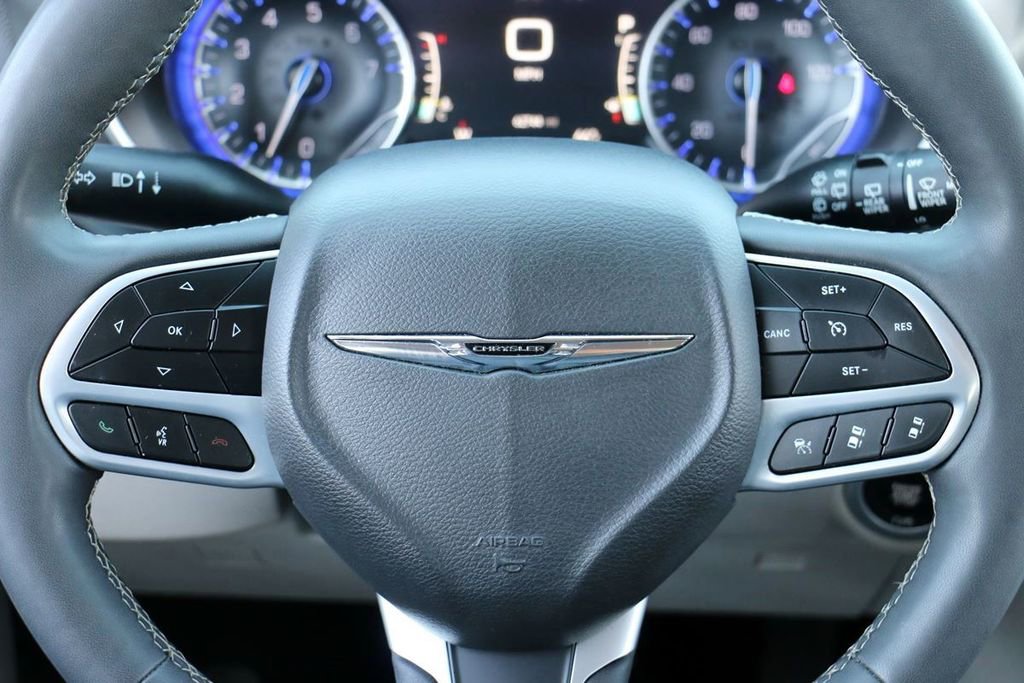 Used 2023 Chrysler Pacifica Touring-L FWD image 23