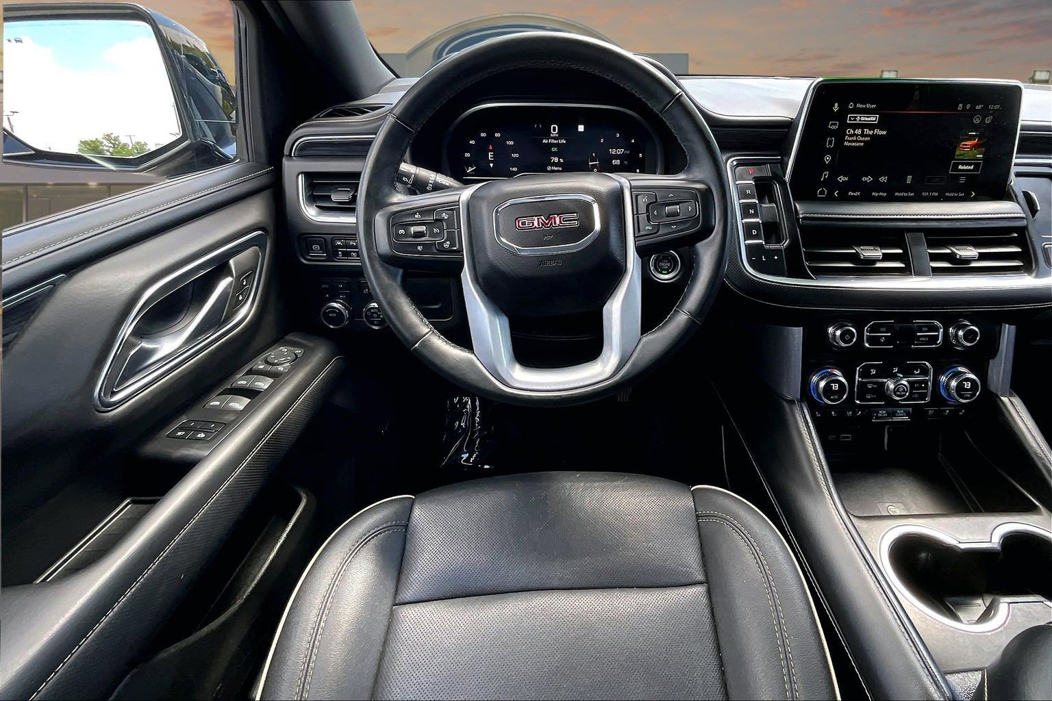 Used 2023 GMC Yukon XL SLT w/ SLT Premium Package AWD/4WD image 5