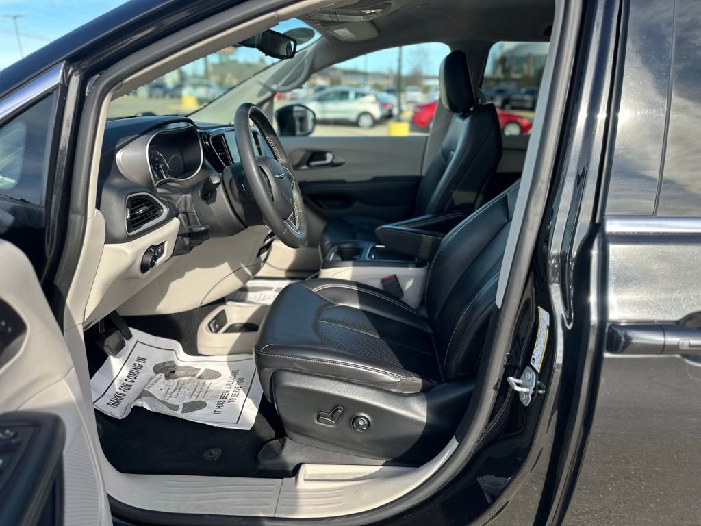 Used 2023 Chrysler Pacifica Touring-L image 12