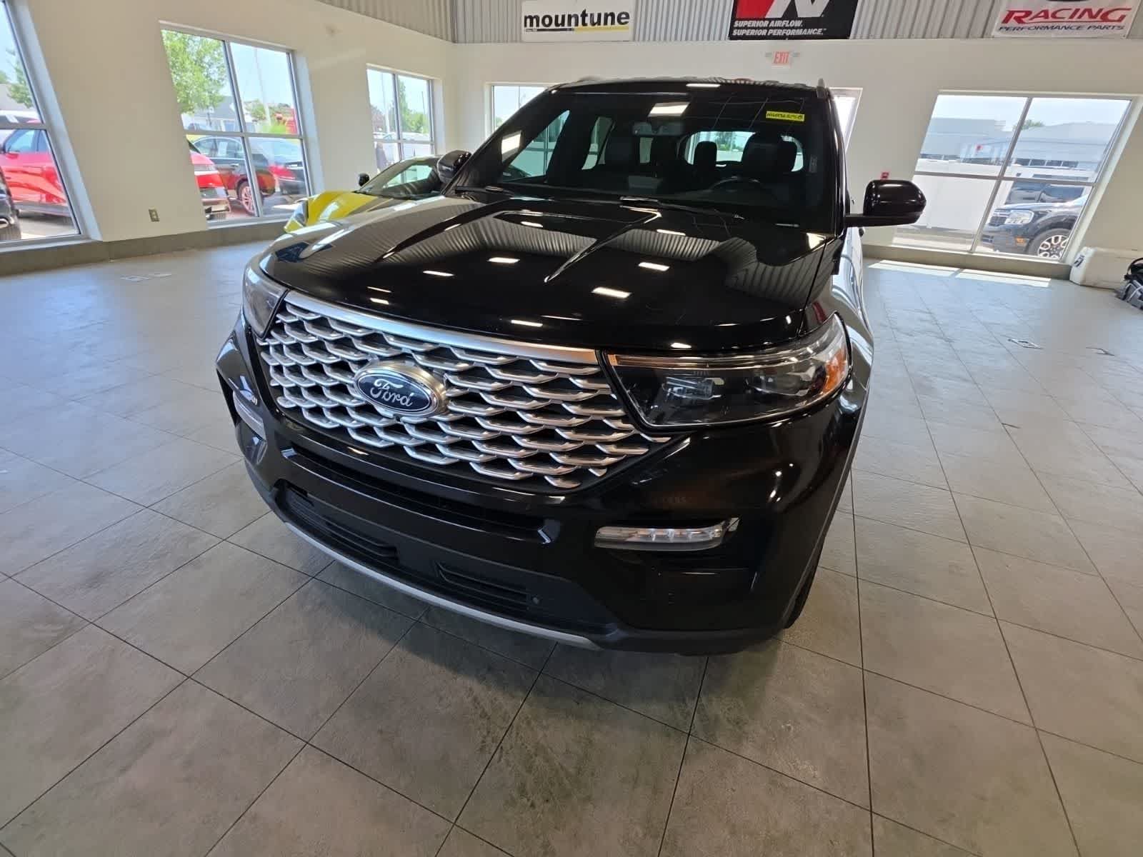 Certified 2022 Ford Explorer Platinum w/ Equipment Group 601A AWD/4WD image 2