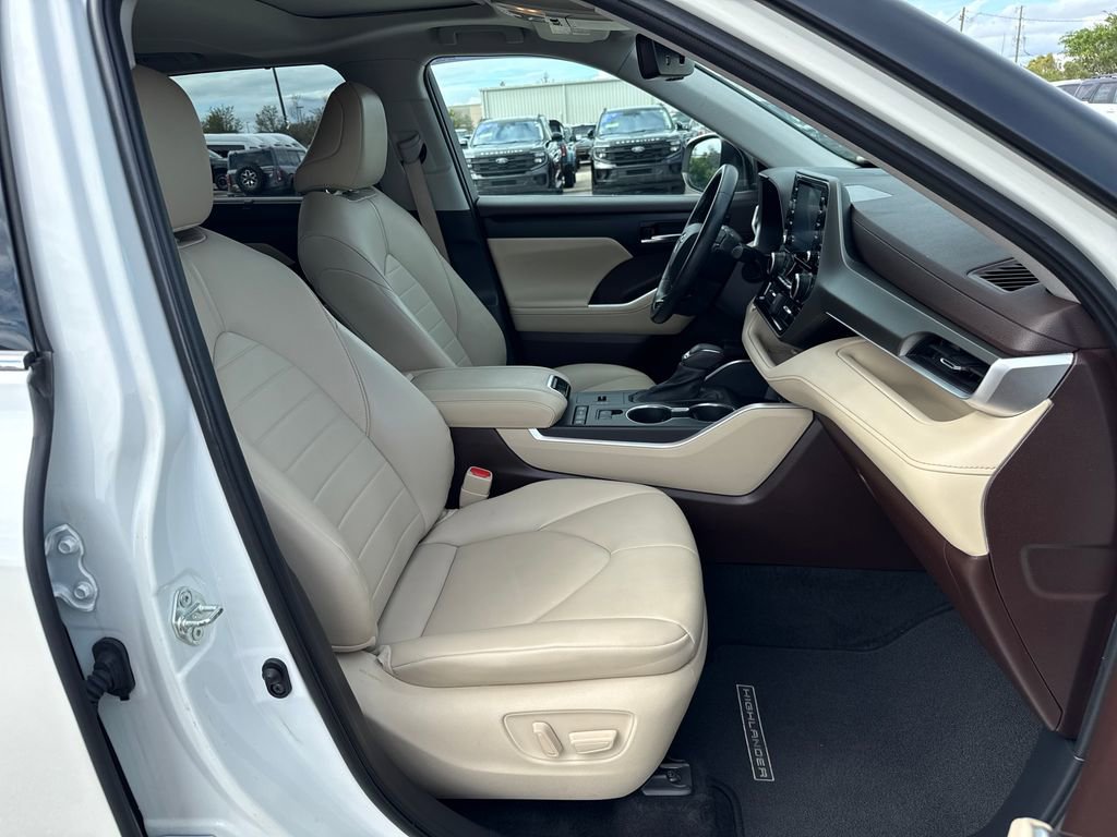Used 2021 Toyota Highlander XLE image 26