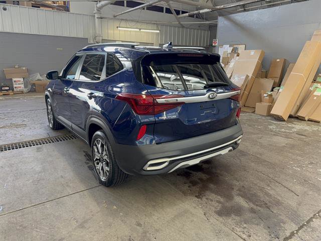 Used 2021 Kia Seltos EX image 3