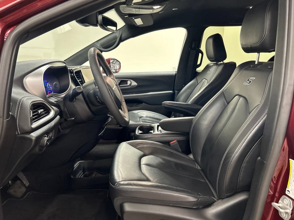 Used 2022 Chrysler Pacifica Touring-L w/ S Appearance Package FWD image 11