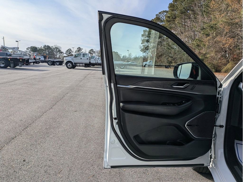 Used 2022 Jeep Grand Cherokee Overland w/ Advanced Protech Group III image 12