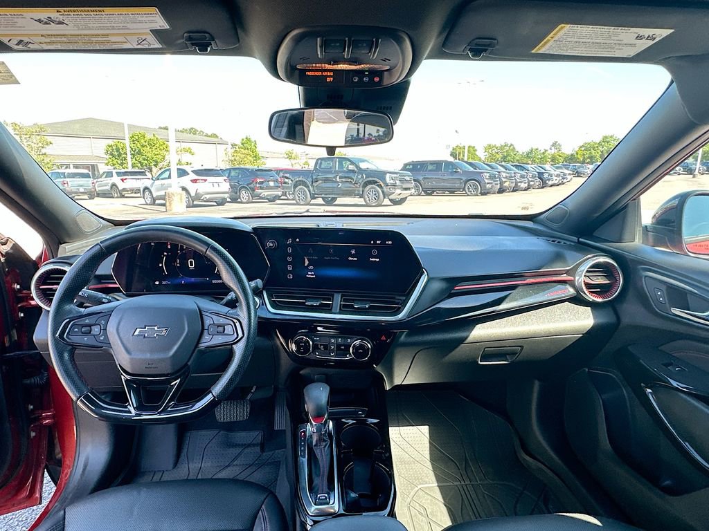Used 2024 Chevrolet Trax RS w/ Sunroof Package FWD image 3