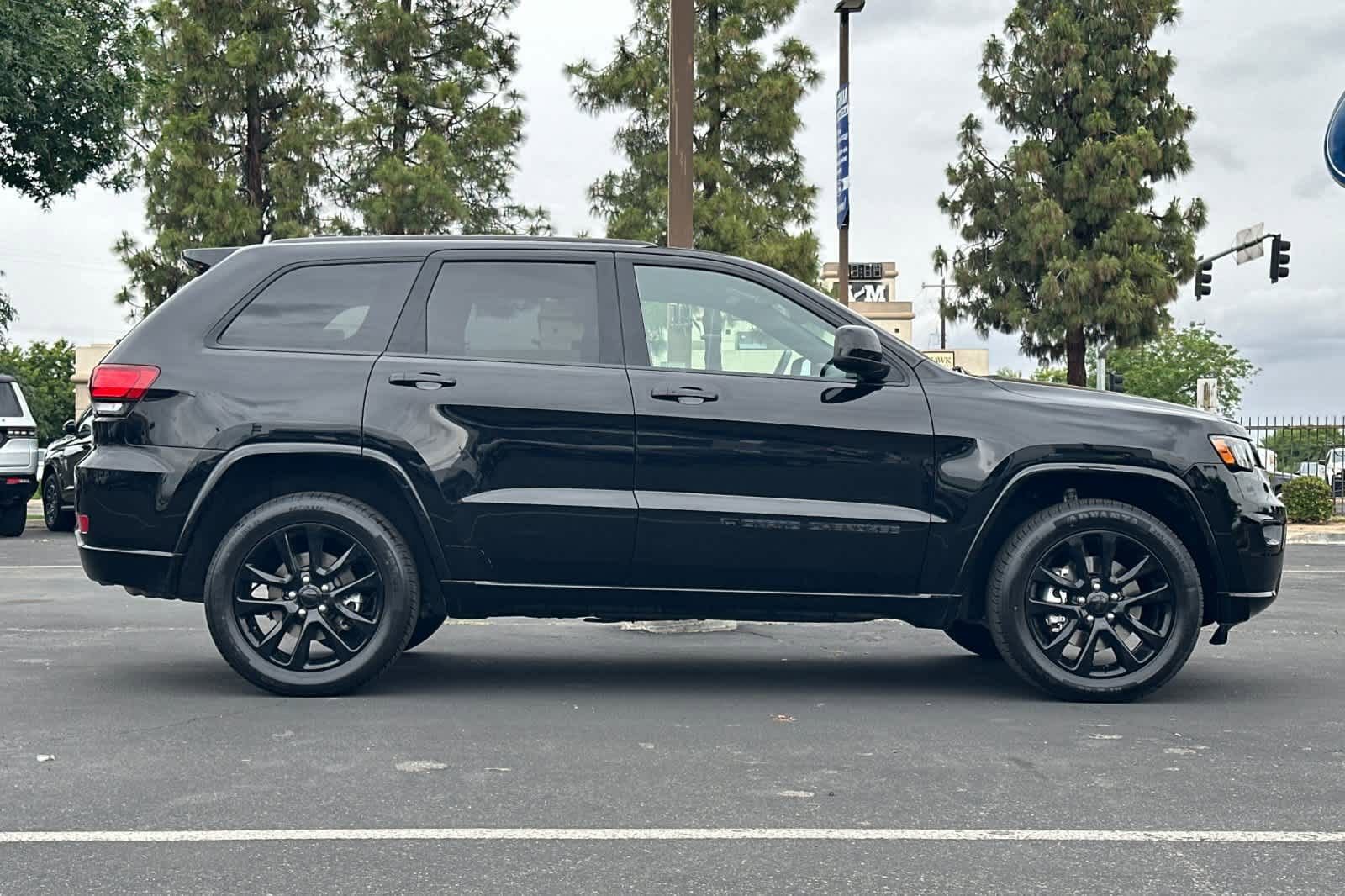 Used 2022 Jeep Grand Cherokee Laredo X AWD/4WD image 8