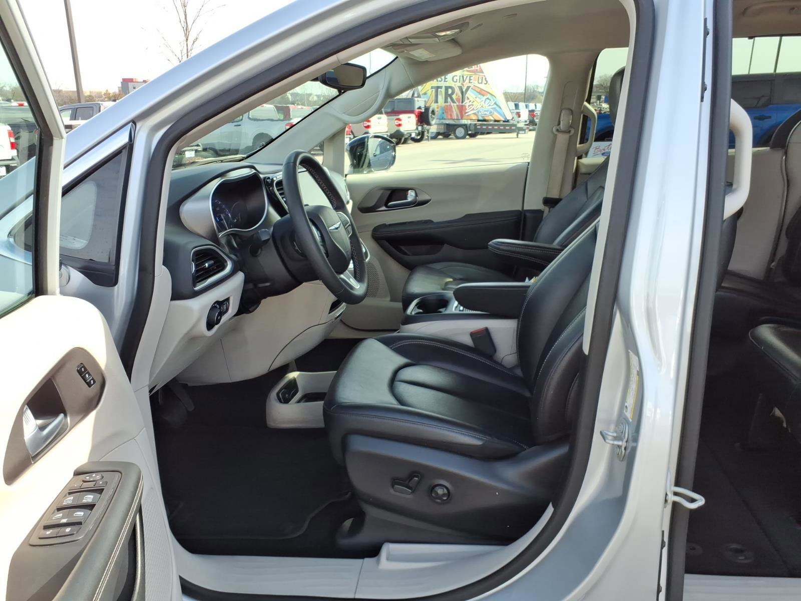Used 2024 Chrysler Pacifica Touring-L image 11
