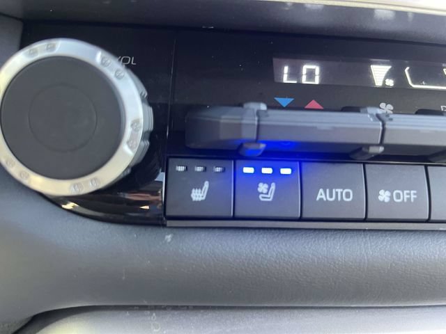 Used 2025 Toyota Sequoia Platinum AWD/4WD image 31