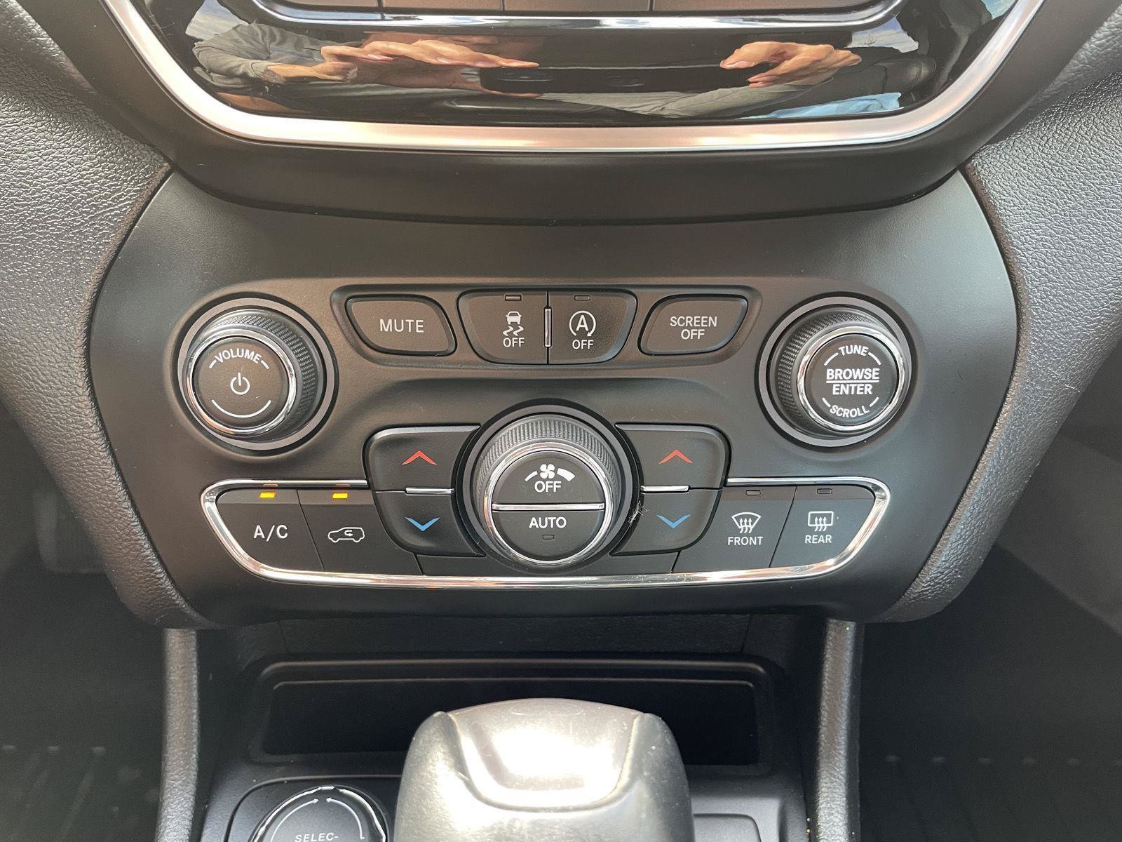 Used 2019 Jeep Cherokee Limited w/ Trailer Tow Group AWD/4WD image 25