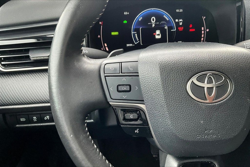 Used 2025 Toyota Camry SE FWD image 11