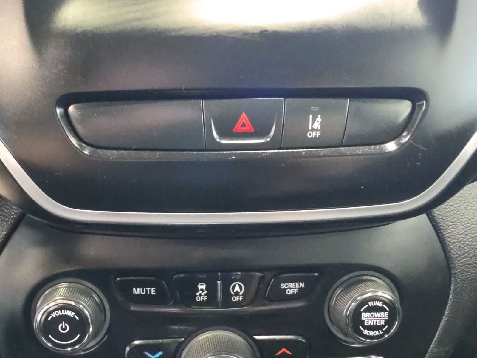 Used 2021 Jeep Cherokee Latitude FWD image 22