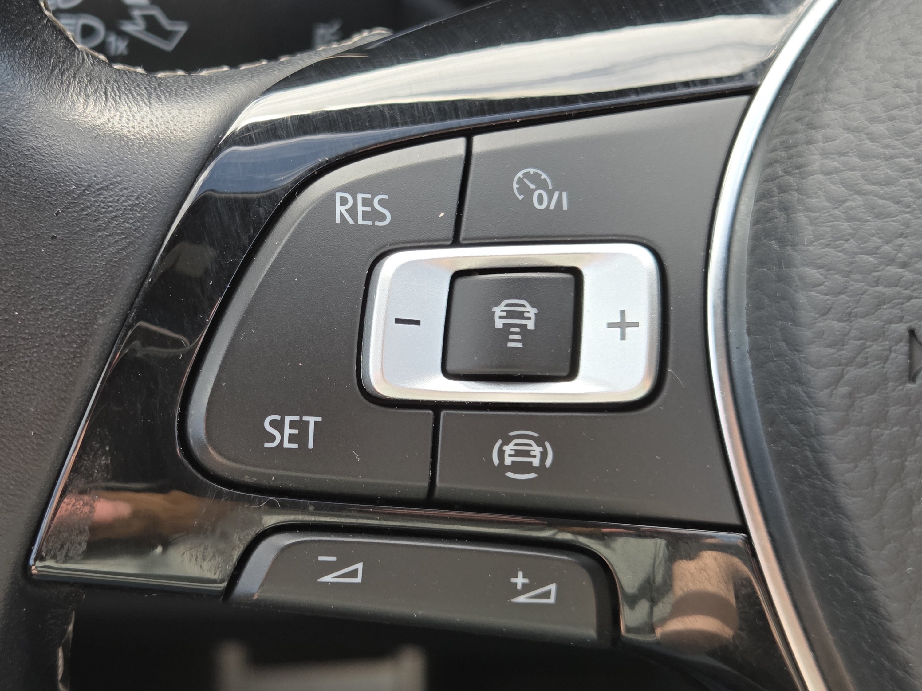 Used 2021 Volkswagen Tiguan SE AWD/4WD image 13
