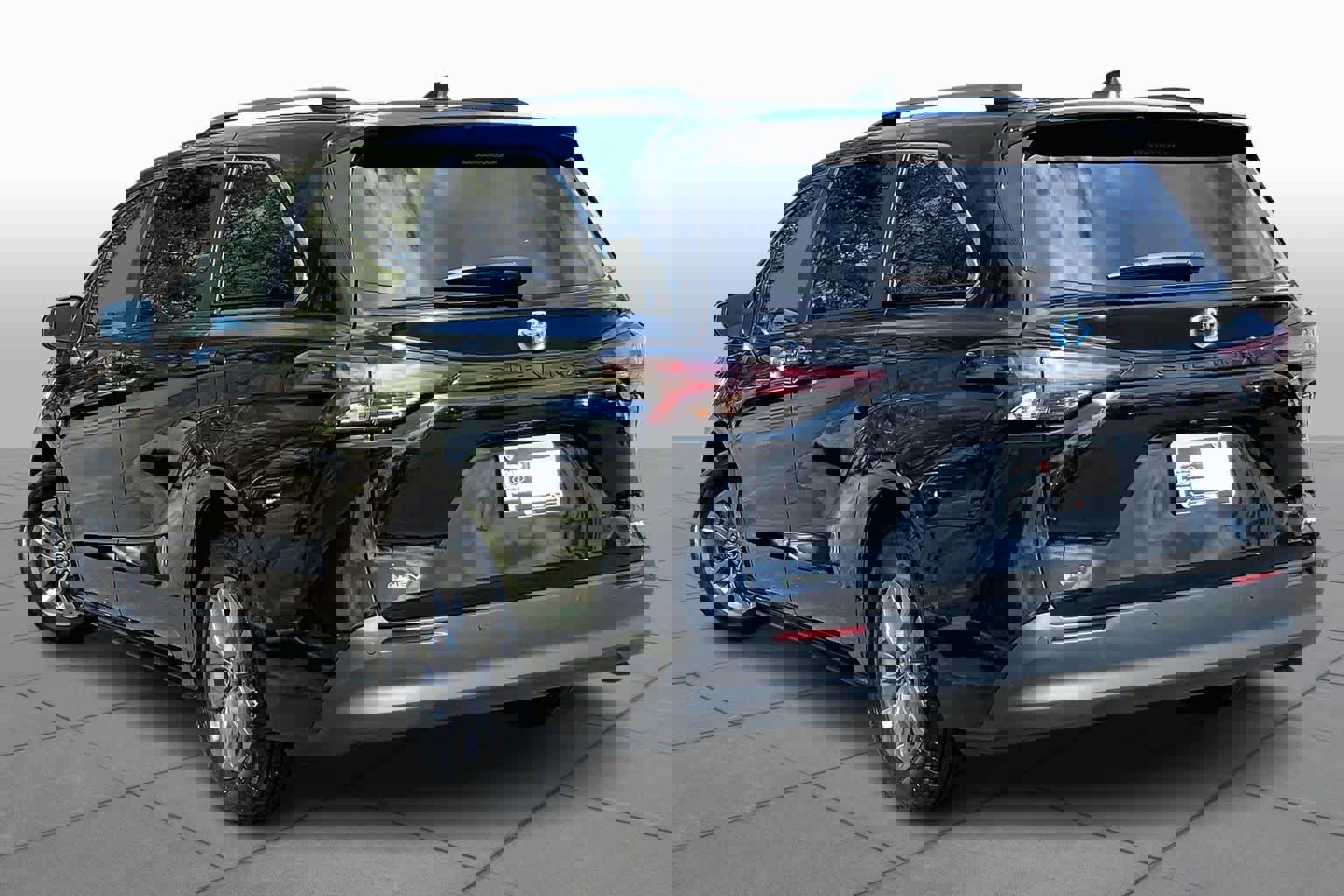 Used 2025 Toyota Sienna XLE image 2