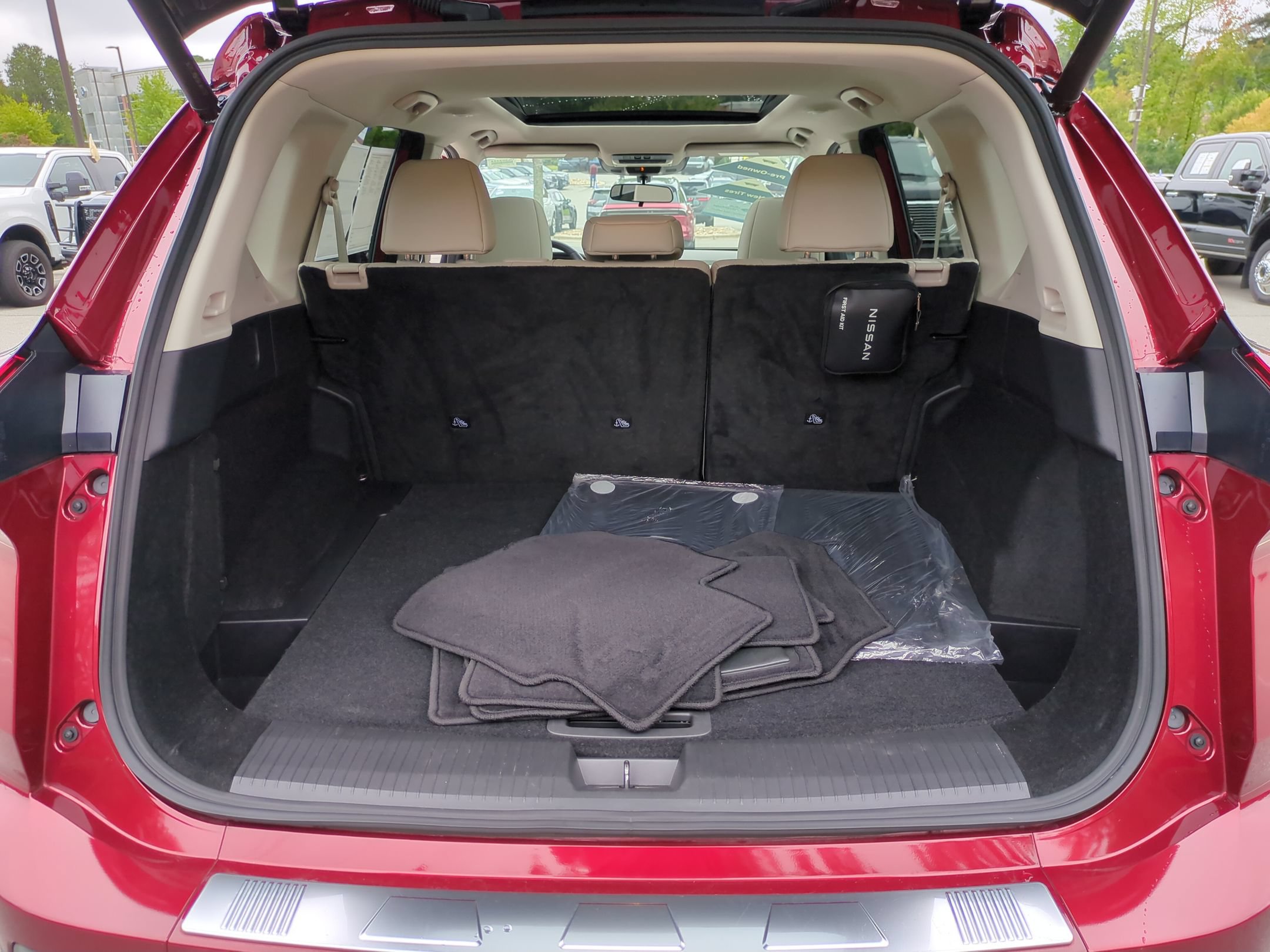 Used 2025 Nissan Rogue SV w/ SV Premium Package FWD image 34