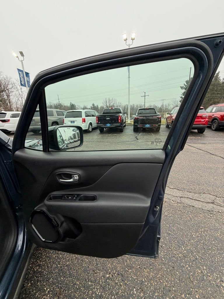 Used 2022 Jeep Renegade Altitude w/ Convenience Group AWD/4WD image 19
