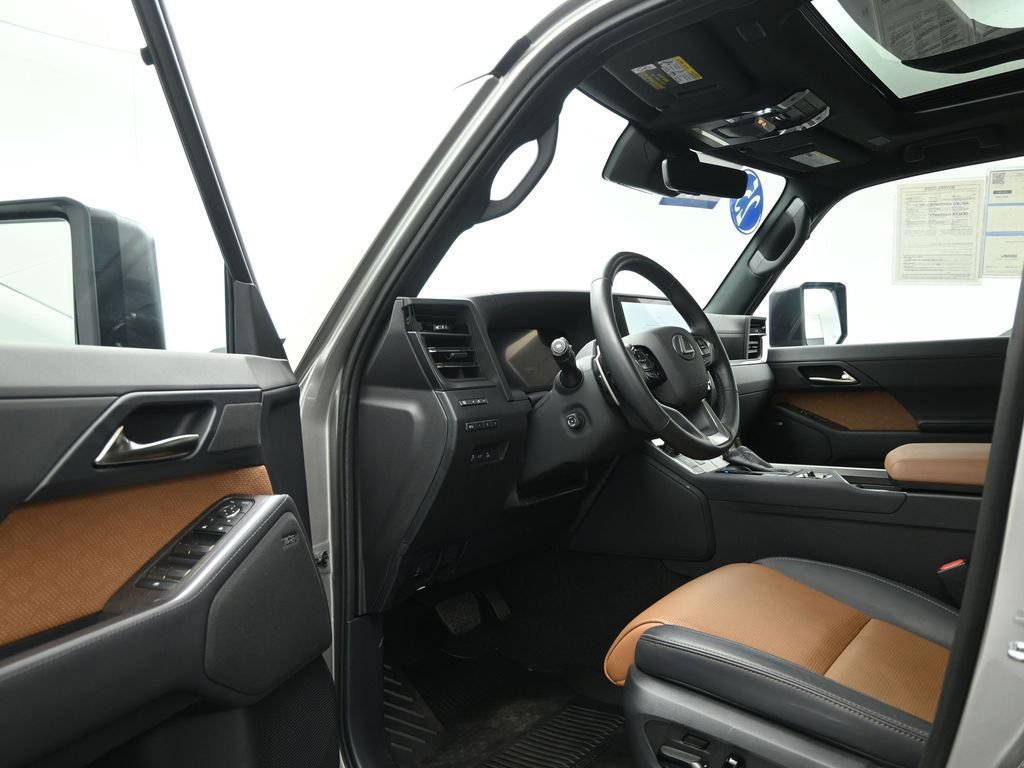 Used 2025 Lexus GX 550 w/ Accessory Package (2T) image 31