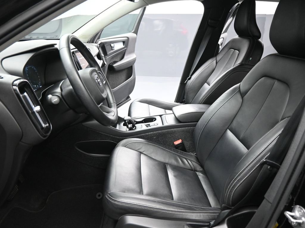 Used 2022 Volvo XC40 T5 Momentum image 9