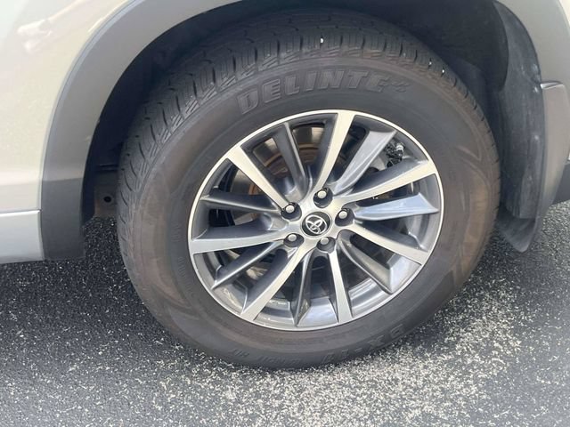 Used 2018 Toyota Highlander XLE AWD/4WD image 11