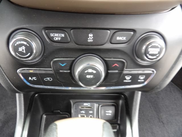 Used 2017 Jeep Cherokee Latitude FWD image 21