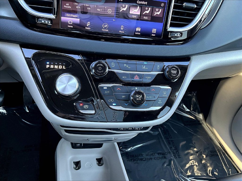 Used 2023 Chrysler Pacifica Touring-L FWD image 17