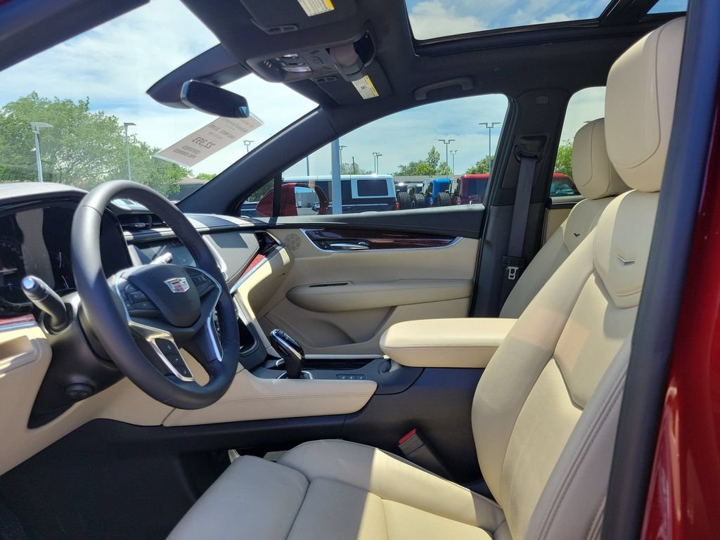 Used 2017 Cadillac XT5 Luxury w/ Driver Awareness Package AWD/4WD image 17