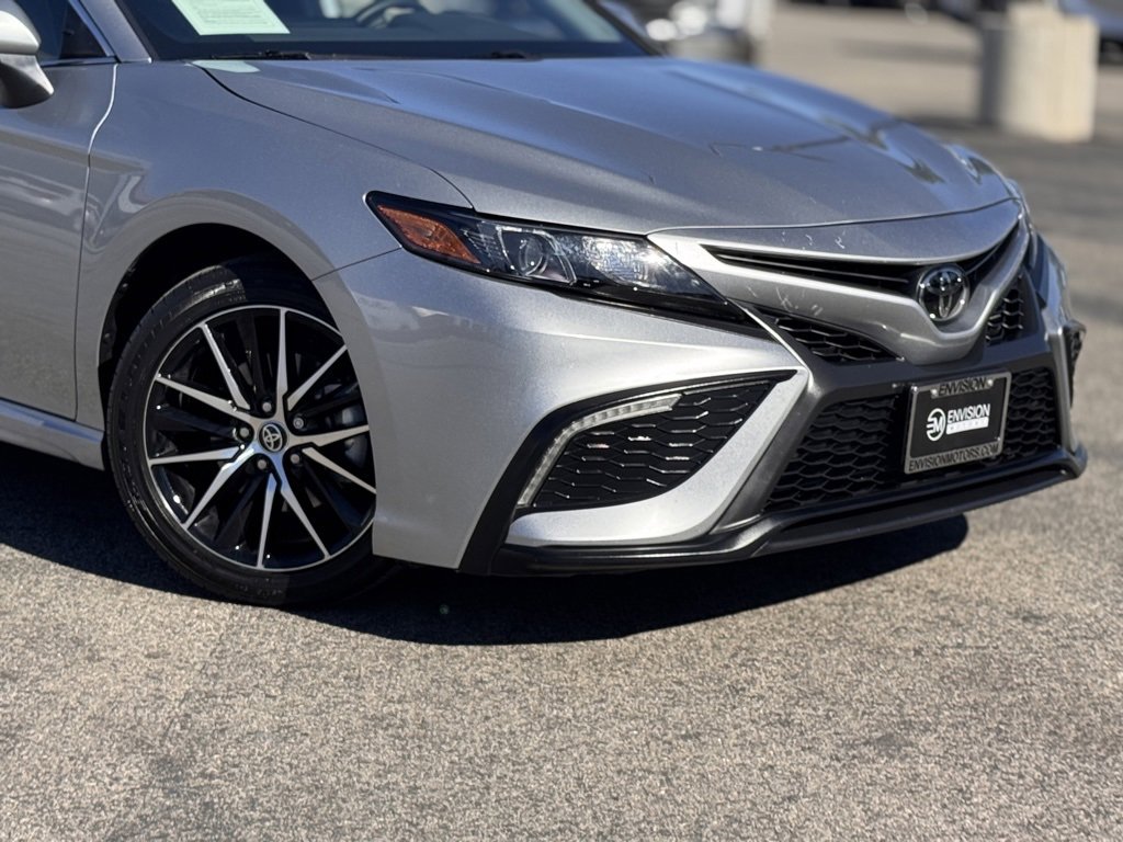 Used 2024 Toyota Camry SE image 3