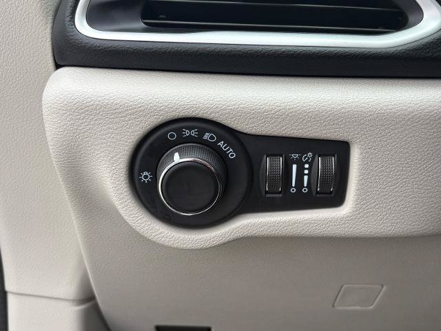 Used 2023 Chrysler Voyager LX FWD image 14