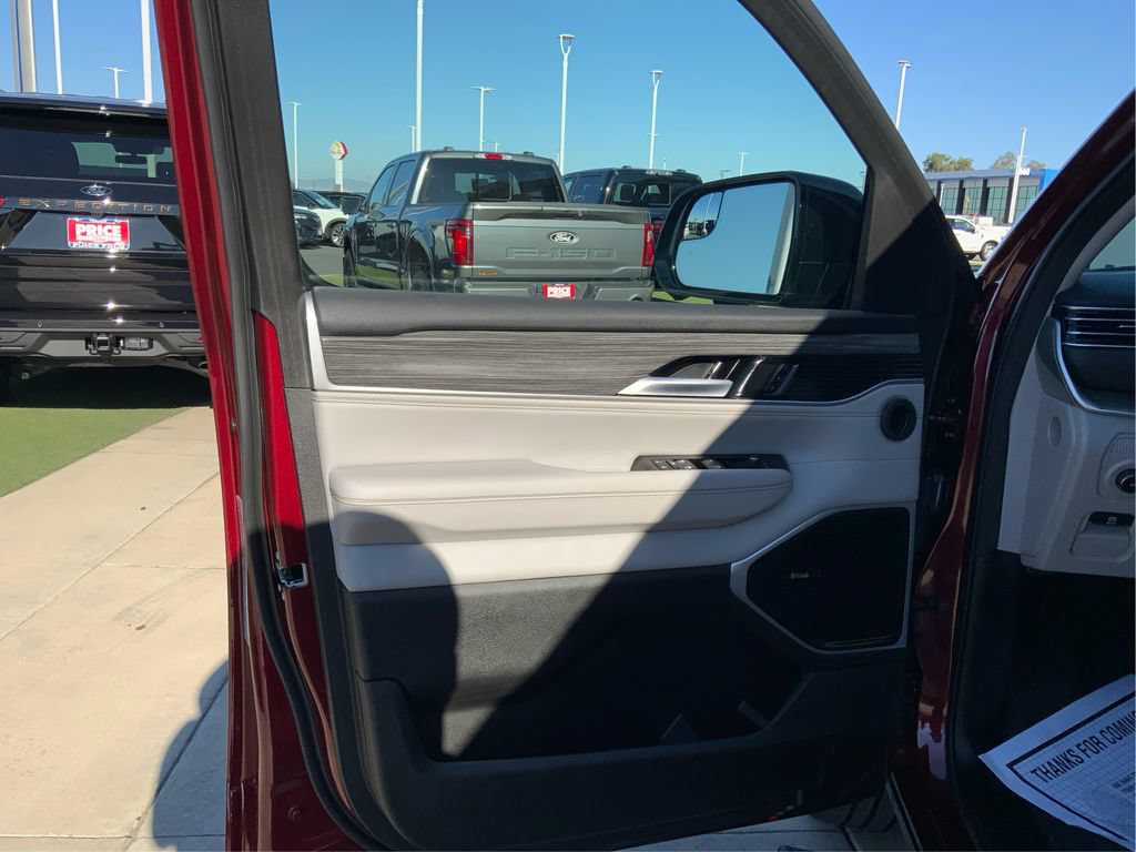 Used 2024 Jeep Wagoneer L Series III w/ Premium Group I AWD/4WD image 21