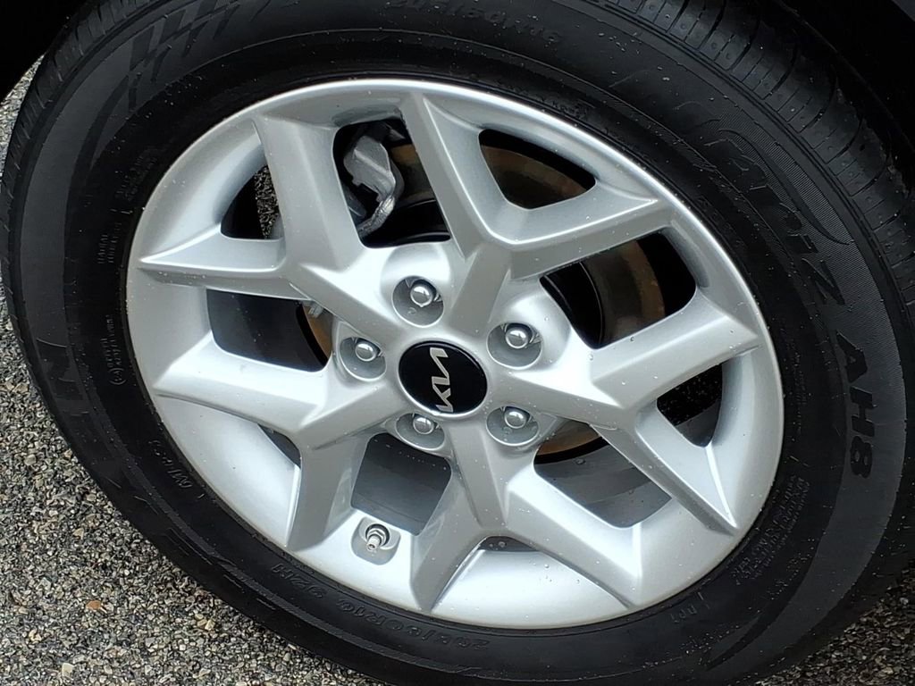 Used 2025 Kia Soul LX w/ LX Technology Package FWD image 6
